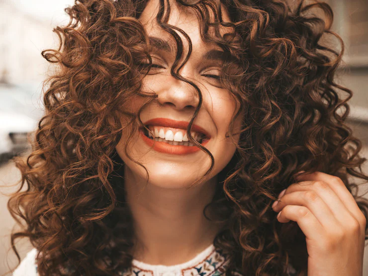 Modèle aux boucles définies — Love Curls
