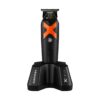 1 Tondeuse de finition Xceed Gamma Più noire et orange sur socle de charge